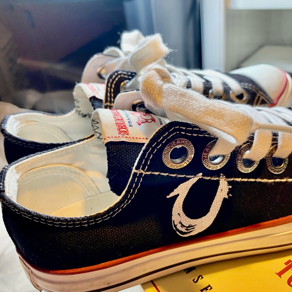 ♥️. TRUE RELIGION JINNY CANVAS SNEAKERS , DYLAN LOW CONVERSE WOMENS ♥️